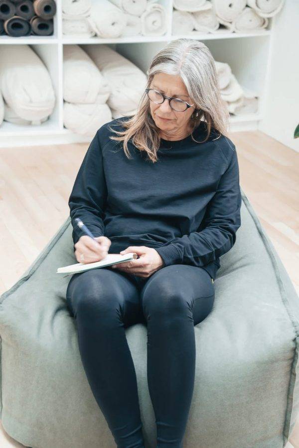 Mudra peysa. Svört og lífræn - Image 2